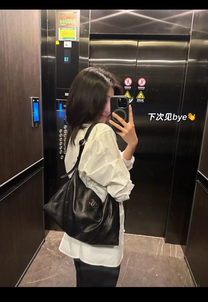 샤넬 맥시 호보백 블랙