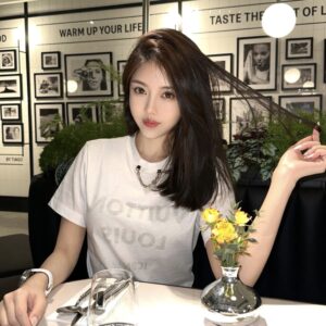 루이비통 여성 체인 프린트 반팔티셔츠