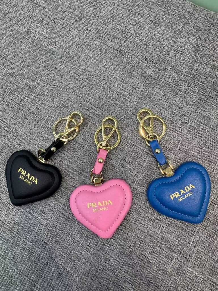 프라다 하트 키링