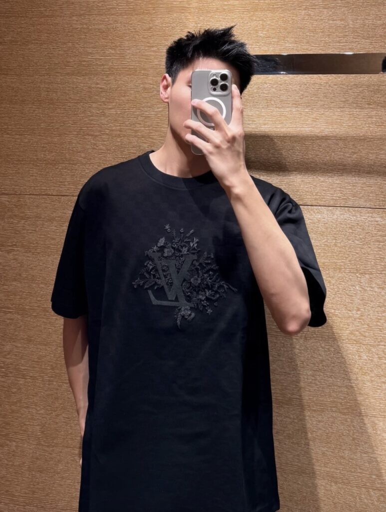 루이비통 26ss 전체 로고 패턴 티셔츠