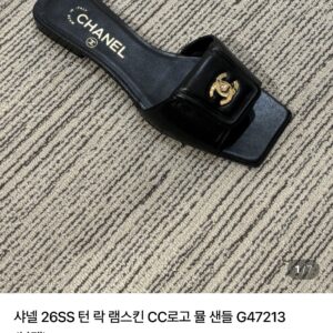 샤넬 26SS 턴 락 램스킨 CC로고 뮬 샌들