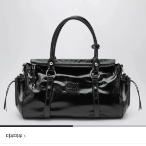 미우미우 글로시 가죽 라지 탑핸들 백