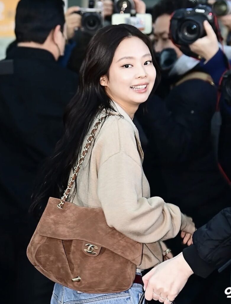 샤넬 26S 맥시 라지 플랩백 스웨이드