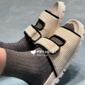 미우미우 뜨개 스트랩 샌들