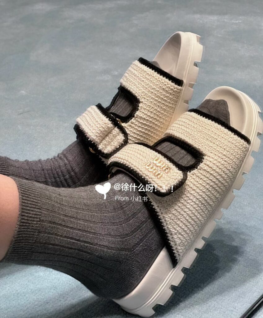 미우미우 뜨개 스트랩 샌들