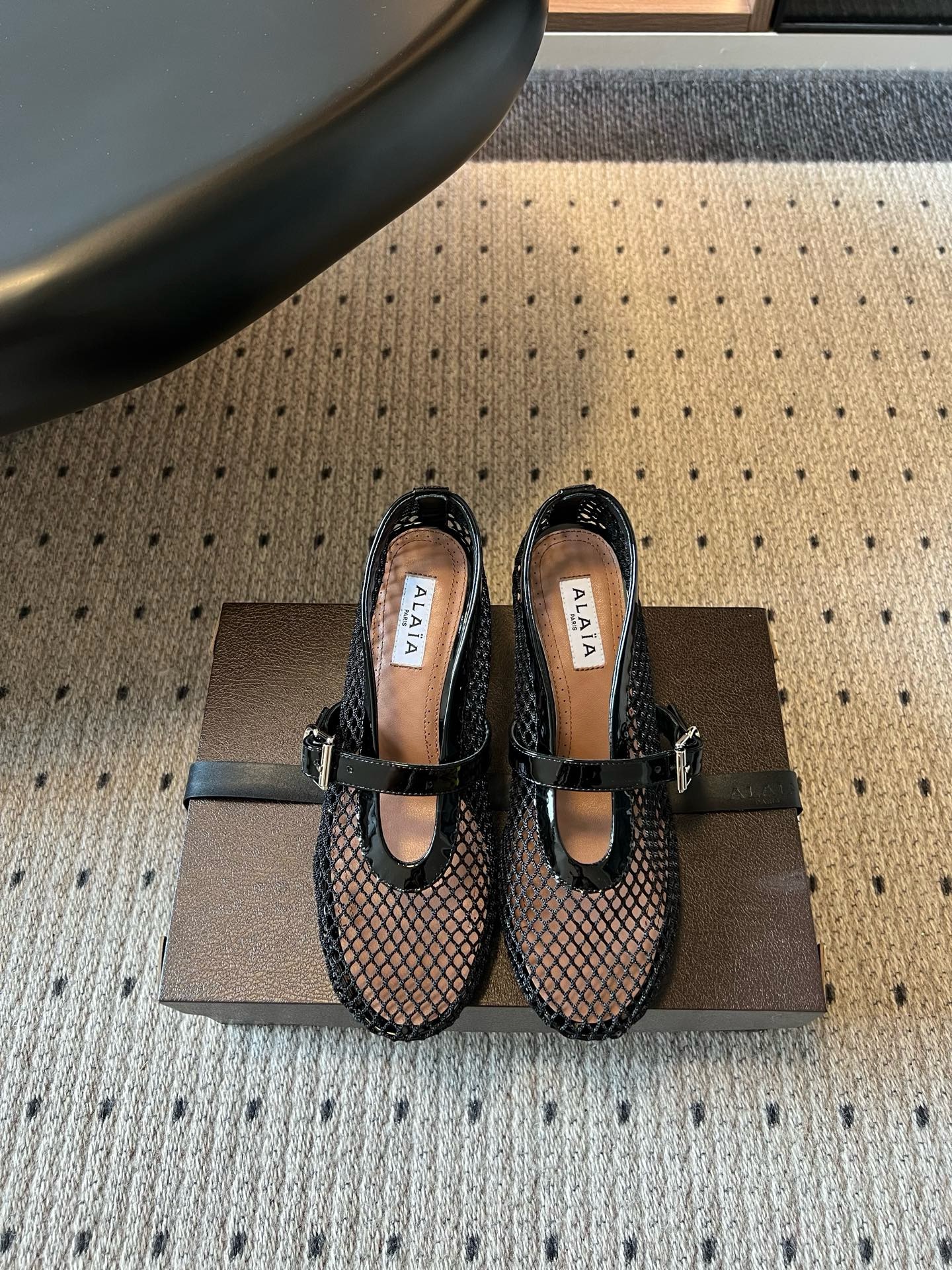 ALAÏA 26ss 메쉬펀칭 통굽 메리제인 - 이미지 5