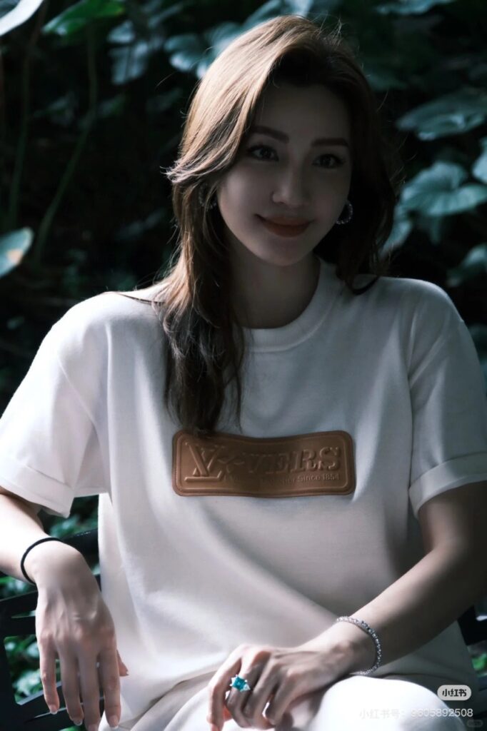 루이비통 가죽로고 반팔니트