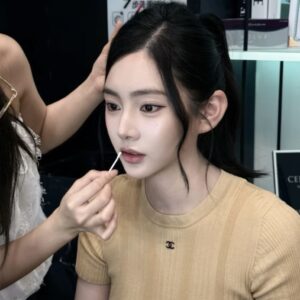 샤넬 슬림핏 라운드 니트 티셔츠