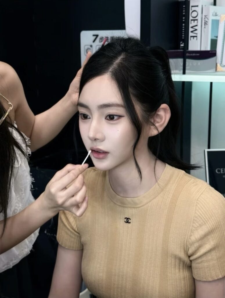 샤넬 슬림핏 라운드 니트 티셔츠