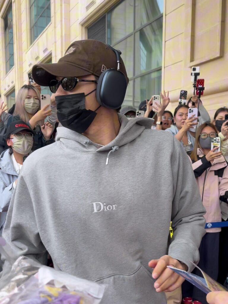 디올 가슴 로고 후드티셔츠