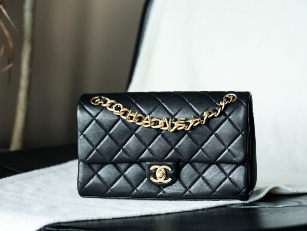 샤넬 레터링 체인 플랩백