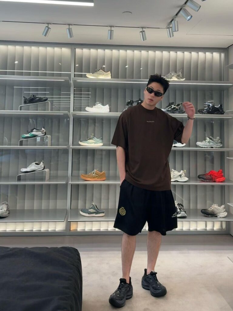 발렌시아가 삭커 루즈핏 하프 팬츠