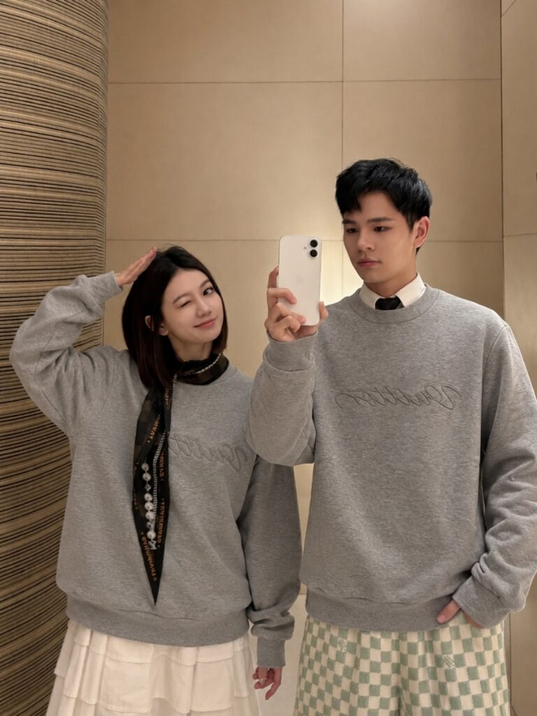 루이비통 사인 라운드 스웻셔츠