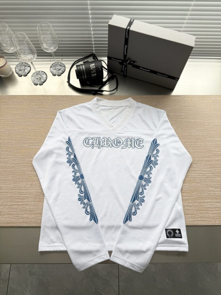 크롬하츠 산스크리트어 펀칭 브이넥 롱 슬리브