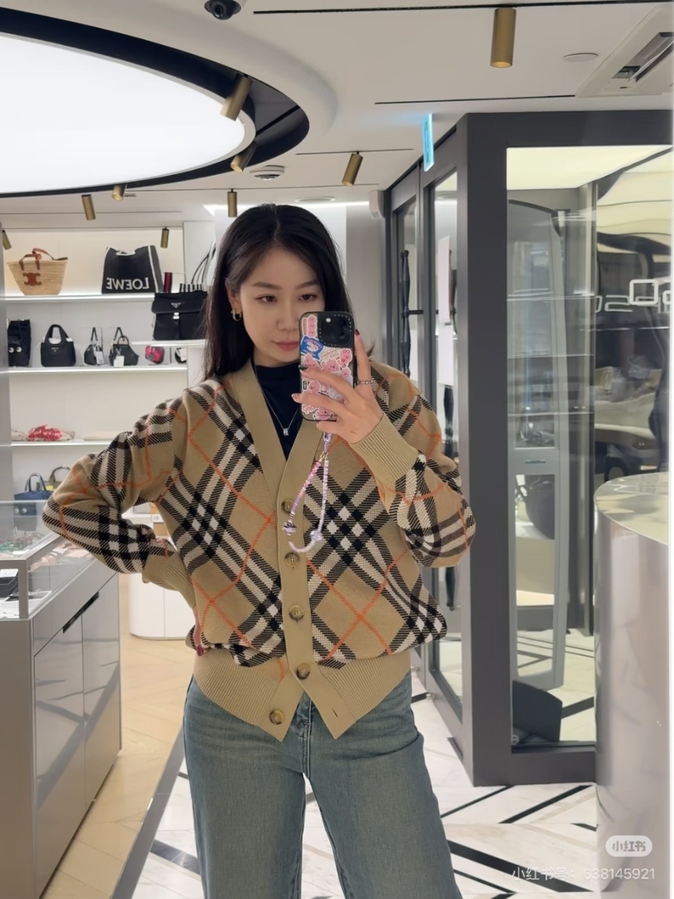 버버리 시그니처 체크 브이넥 울 가디건 - 이미지 3
