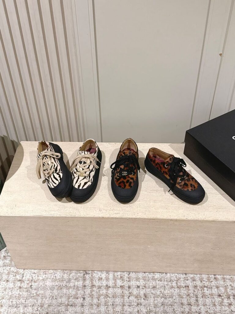 샤넬 레오파드 프린트 헤어 스니커즈