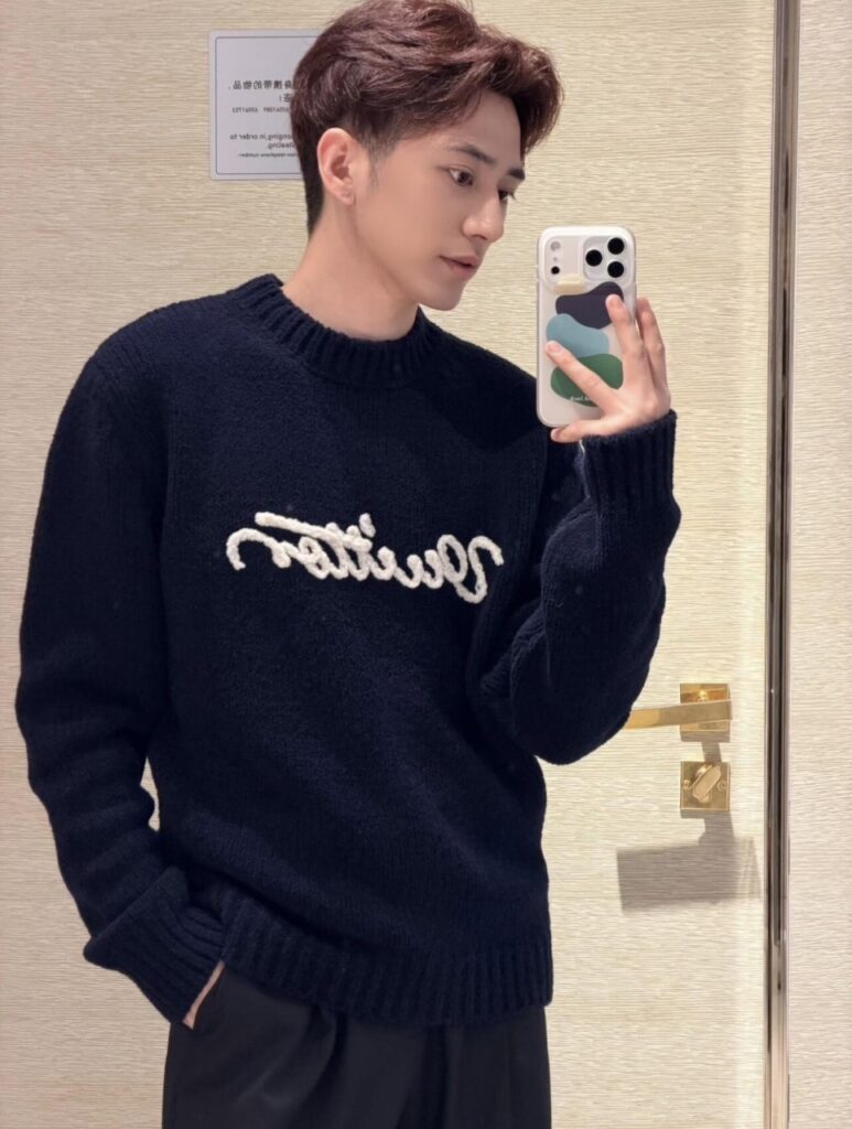 루이비통 자수 로고 크루넥 티셔츠